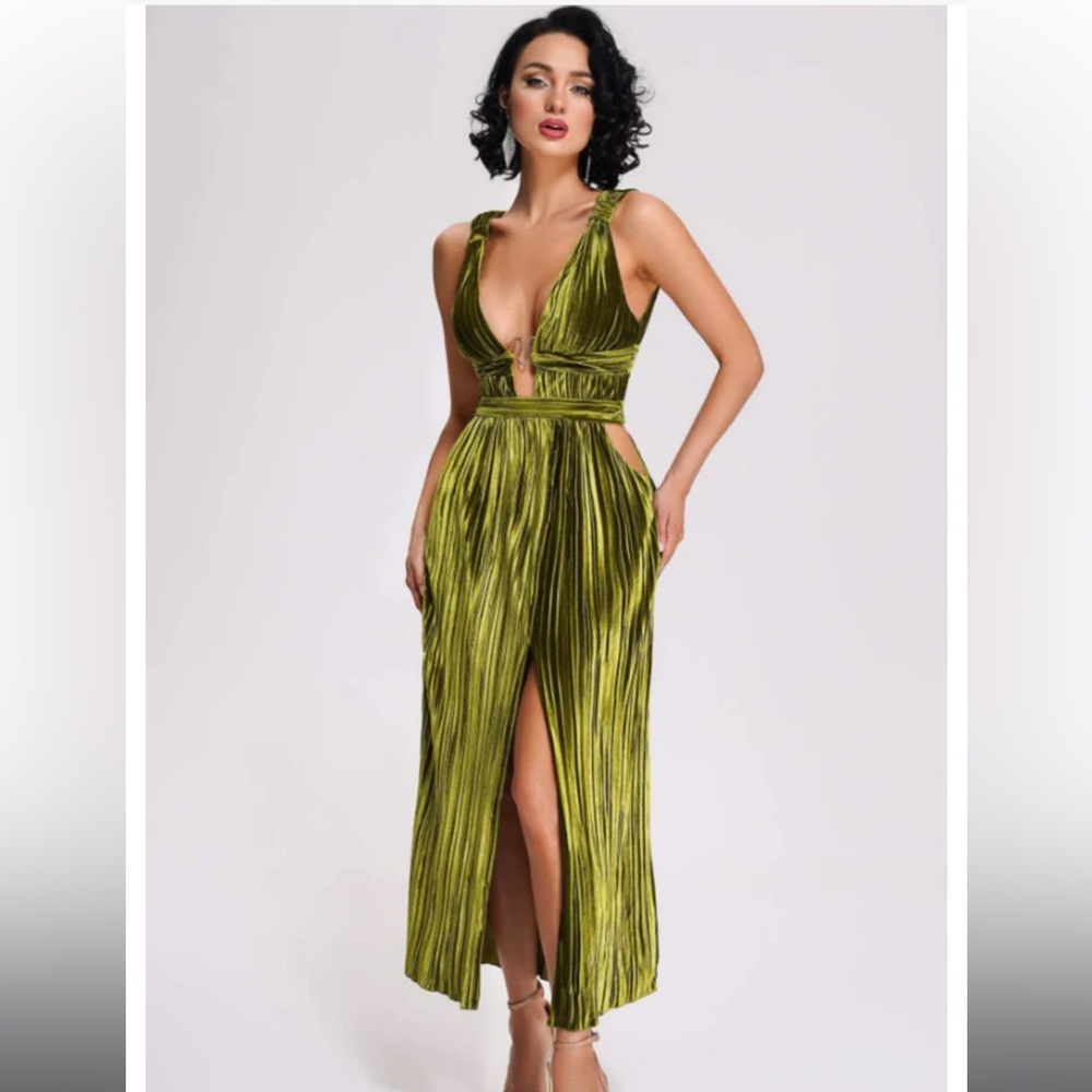 Velvet Cutout Slit Dress 💚 bellabarnett